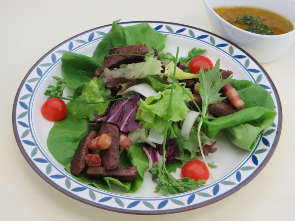 Salade de Langue de bœuf aux fines herbes（牛タンのサラダ　香草風味）